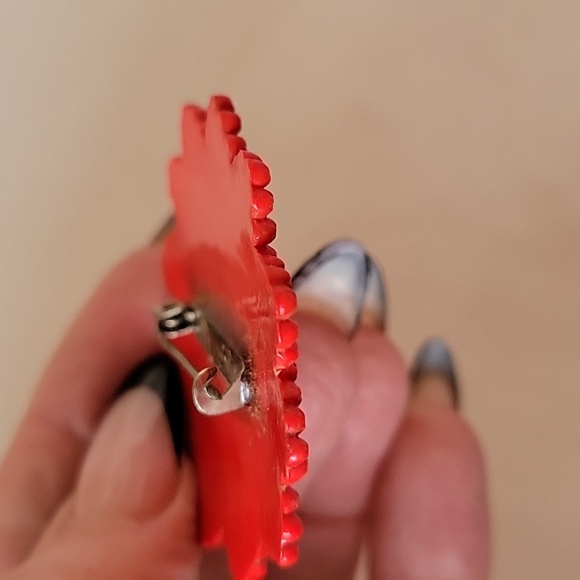 Vintage 1940s Red Floral Brooch Pin - Picture 3 of 5